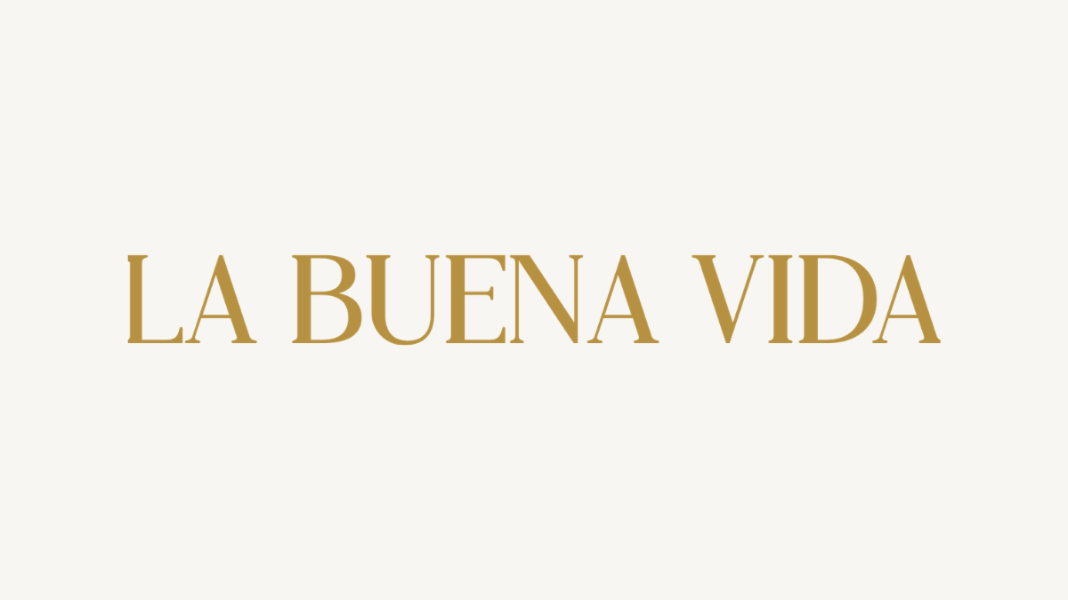Sobre fondo gris un texto que dice 'La buena vida'